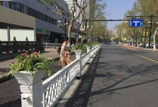 道路護欄花箱妝點城市既實用又美觀